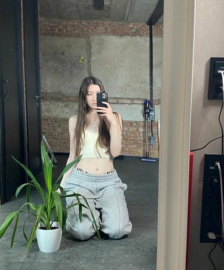 Aloona Larionova hd actress picture