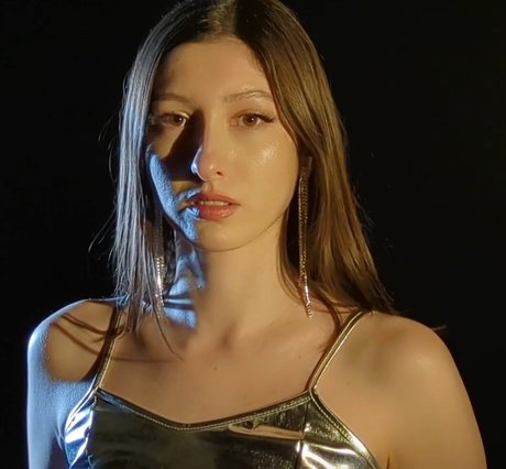 Aloona Larionova model nude img