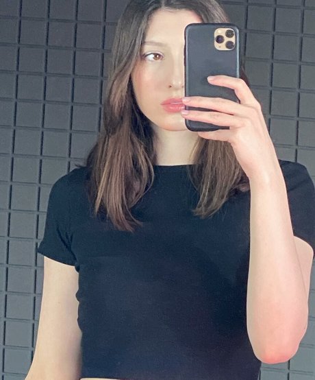 Aloona Larionova nude star image