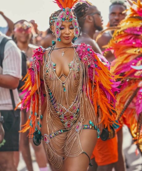 Chloe Bailey pornstar nice gallery