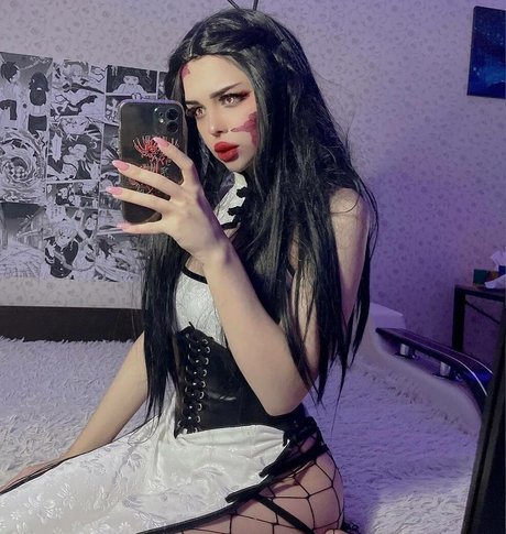 Lyraleiq model naked image