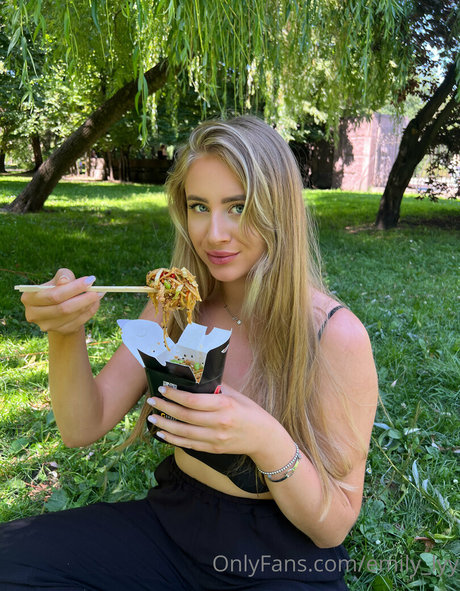 emily lyy nude model photo