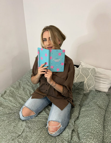 emily lyy art star pictures