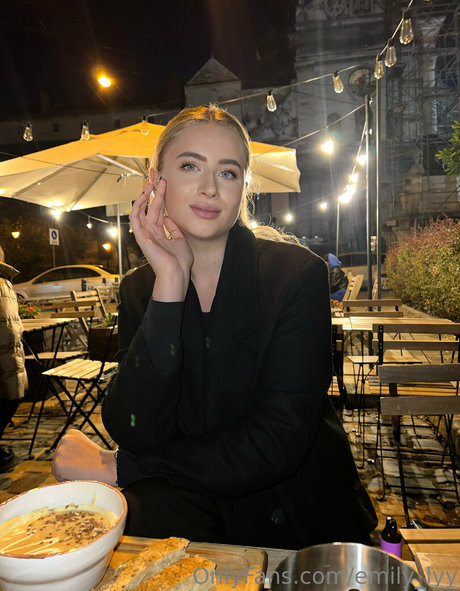 emily lyy top actress photo