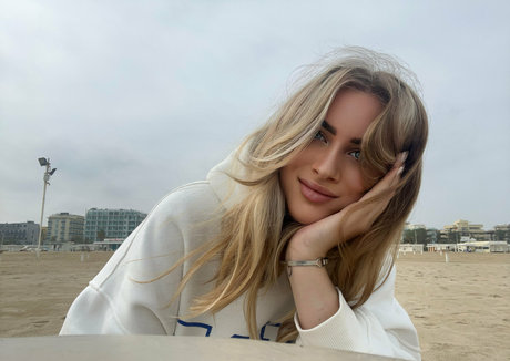 emily lyy free pornstar photo