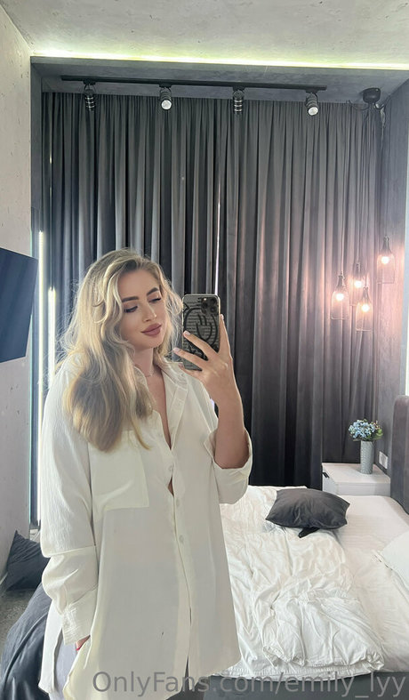 emily lyy hd star photos