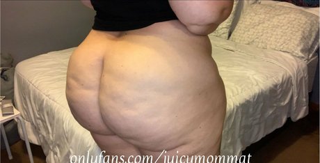 JuicymommaT naked model pic