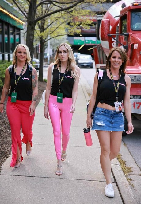 thehotwifetour free star pic