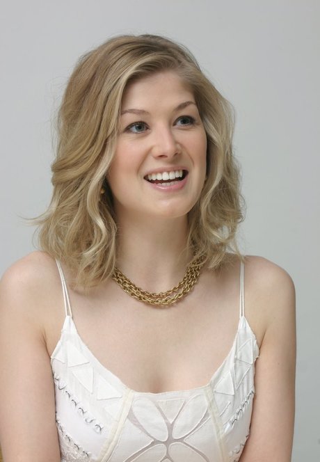 Rosamund Pike star top photos