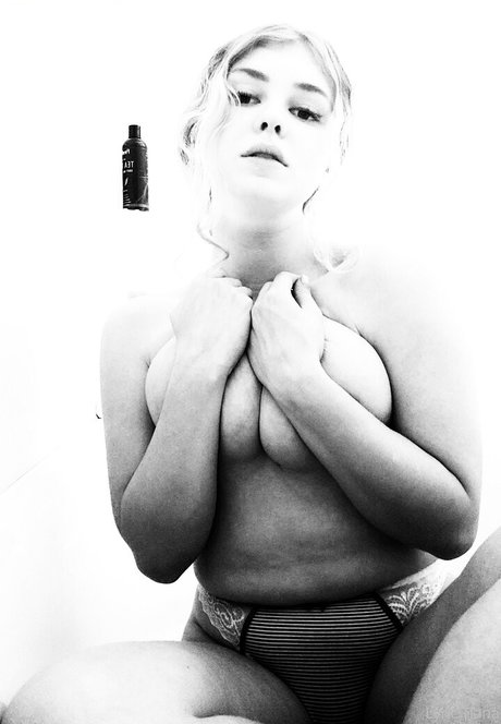 lyrictiana naked star photos