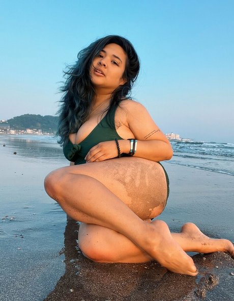 itsakidearest model top photos