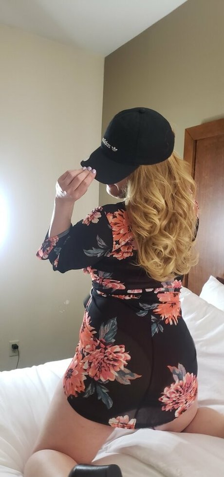 onehotmysterymama model sexy pic