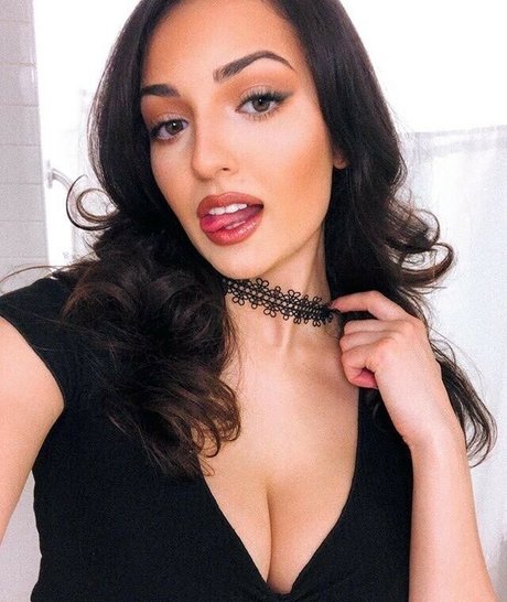 Sonia Ferraro pretty pornstar images