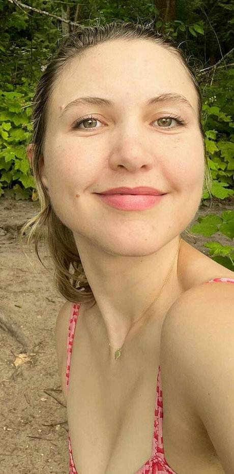 Taylor Tomlinson star nude image