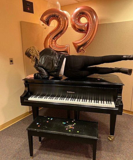 Taylor Tomlinson star perfect img