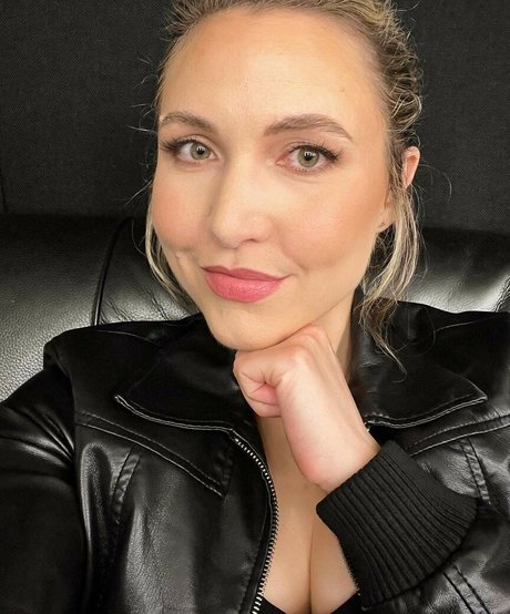 Taylor Tomlinson model perfect img