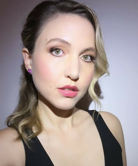 Taylor Tomlinson hot actress picture