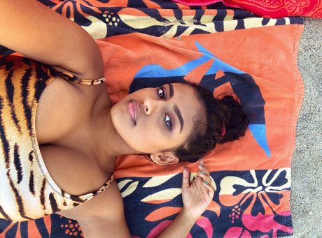 Yamini Nambimadom star pretty gallery