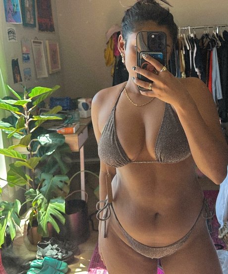 Yamini Nambimadom hot star images