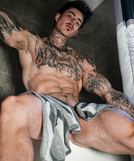 jakipzfree naked model img