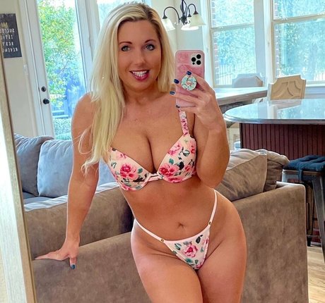 courtneyanntt pornographic actress picture