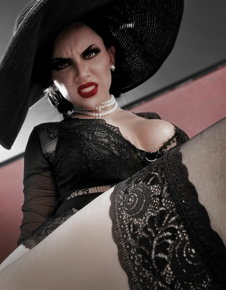 Ezy Summers Cosplay nude model pics