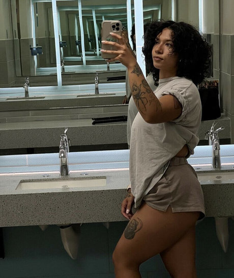 Builtbritt beautiful model pic