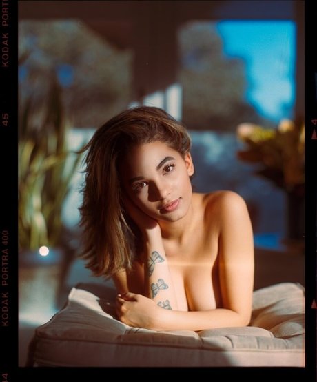 Ari Nicholle Gold nice actress image