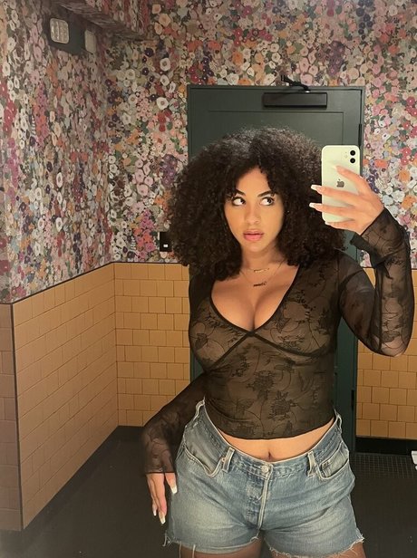 Raina Morris model hd picture