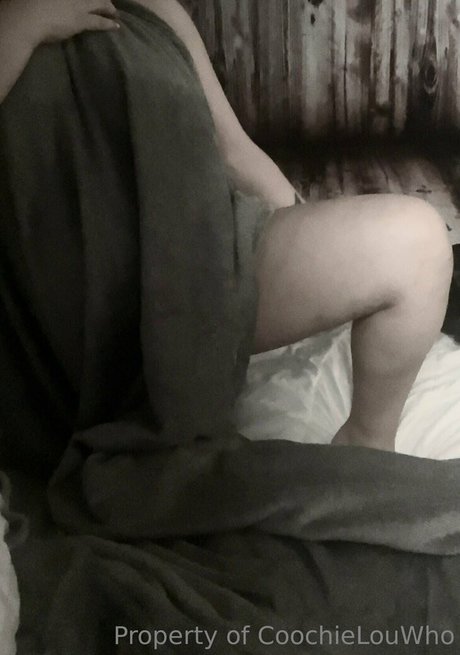 coochielouwho porn model photo