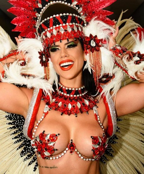 Larissa Tomasia star sexy pic