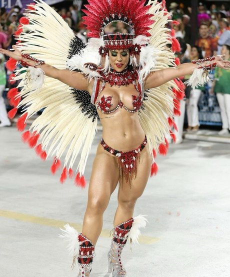 Larissa Tomasia actress pictures