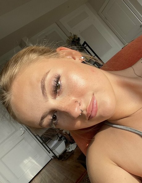 loveelivv model hot image