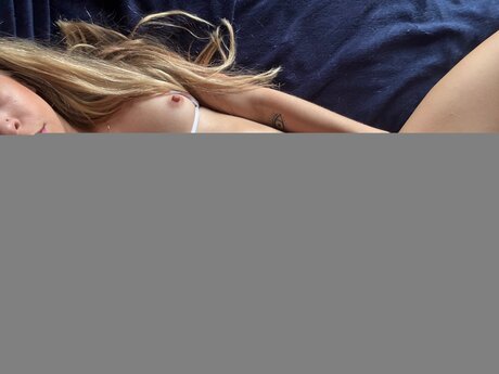 petite bl0ndei star hot pic