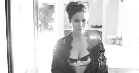 Emmanuelle Chriqui star art pic
