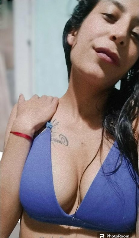 valihott naked model photo