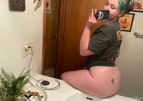 alexxskye naked model img
