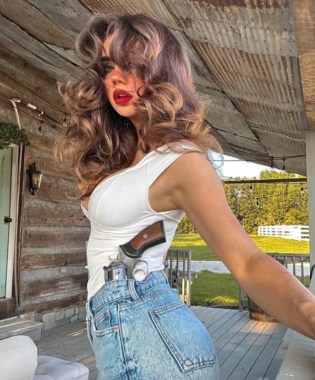 Lunchbaglujan naked model image