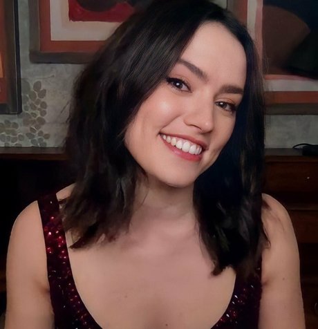 Daisy Ridley model nice galleries