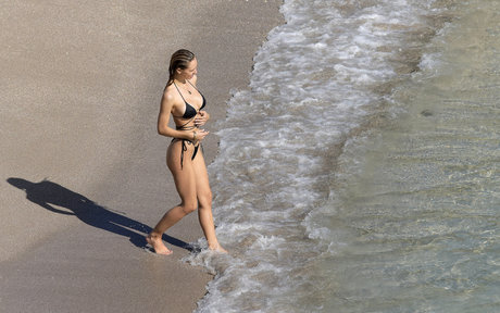 Alexis Ren model pic