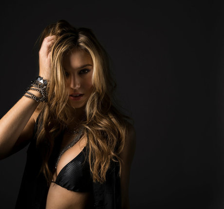 Alexis Ren model beautiful pic