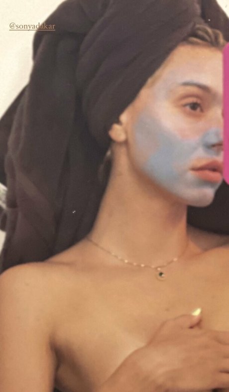 Alexis Ren sexy actress pictures