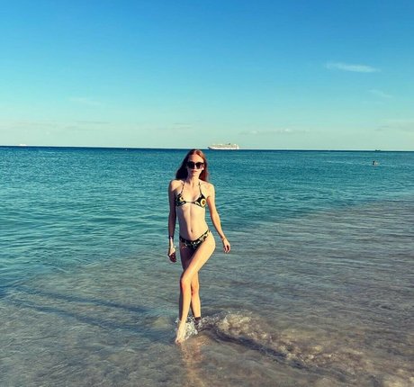 Holly Hicks hd model photo