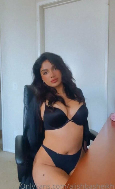 Alishbasheikh nude model photo