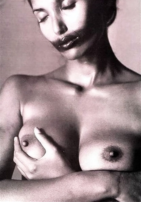 Padma Lakshmi naked actress photo