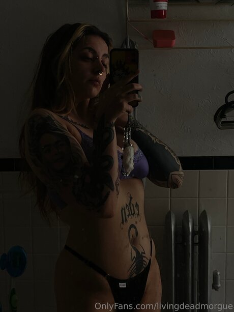 Livingdeadmorgue porn model image