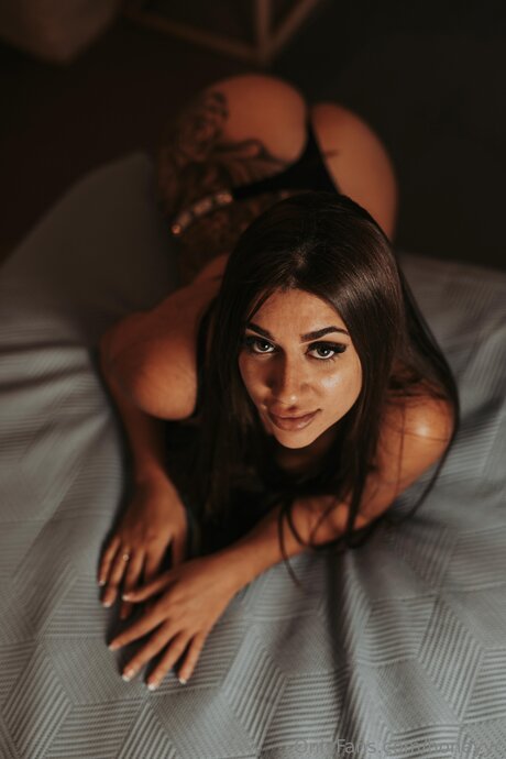 Honeyyc art model pic