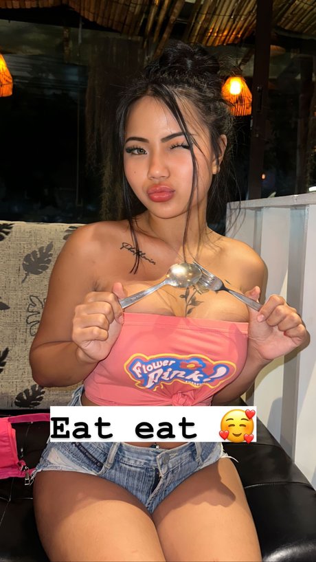 Praew Phatcharin adult star pictures