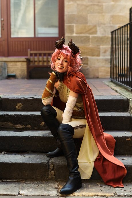 FallCosplay model exclusive pic