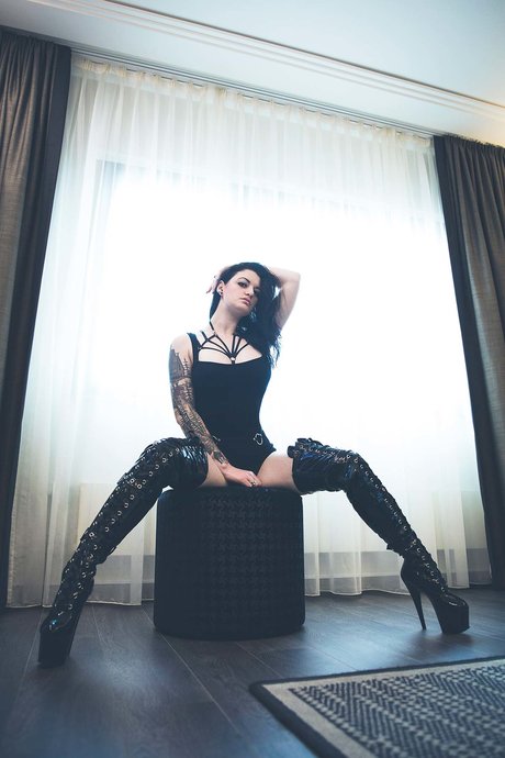 Alissa Noir exclusive model gallery